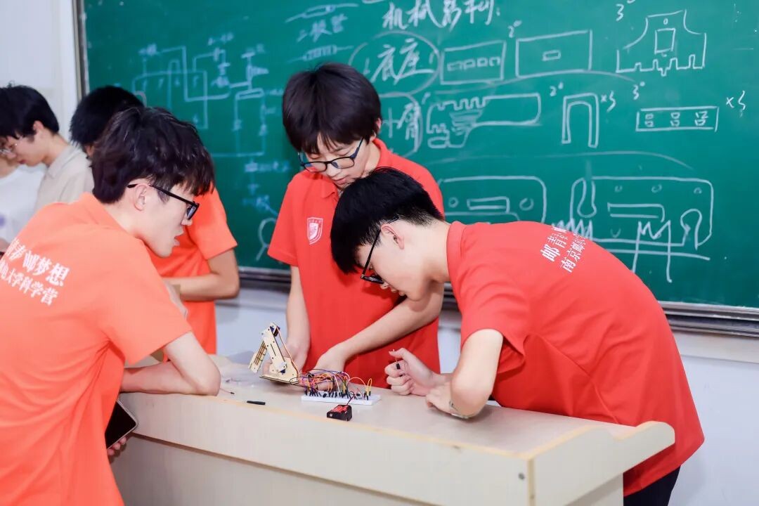 学生参与课程项目与专业实践